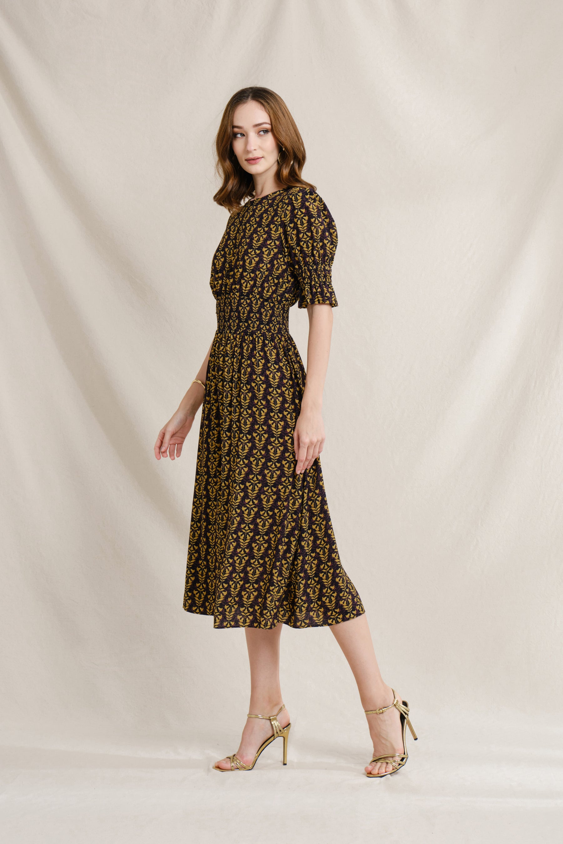 GITA Dress in Gold Konjil