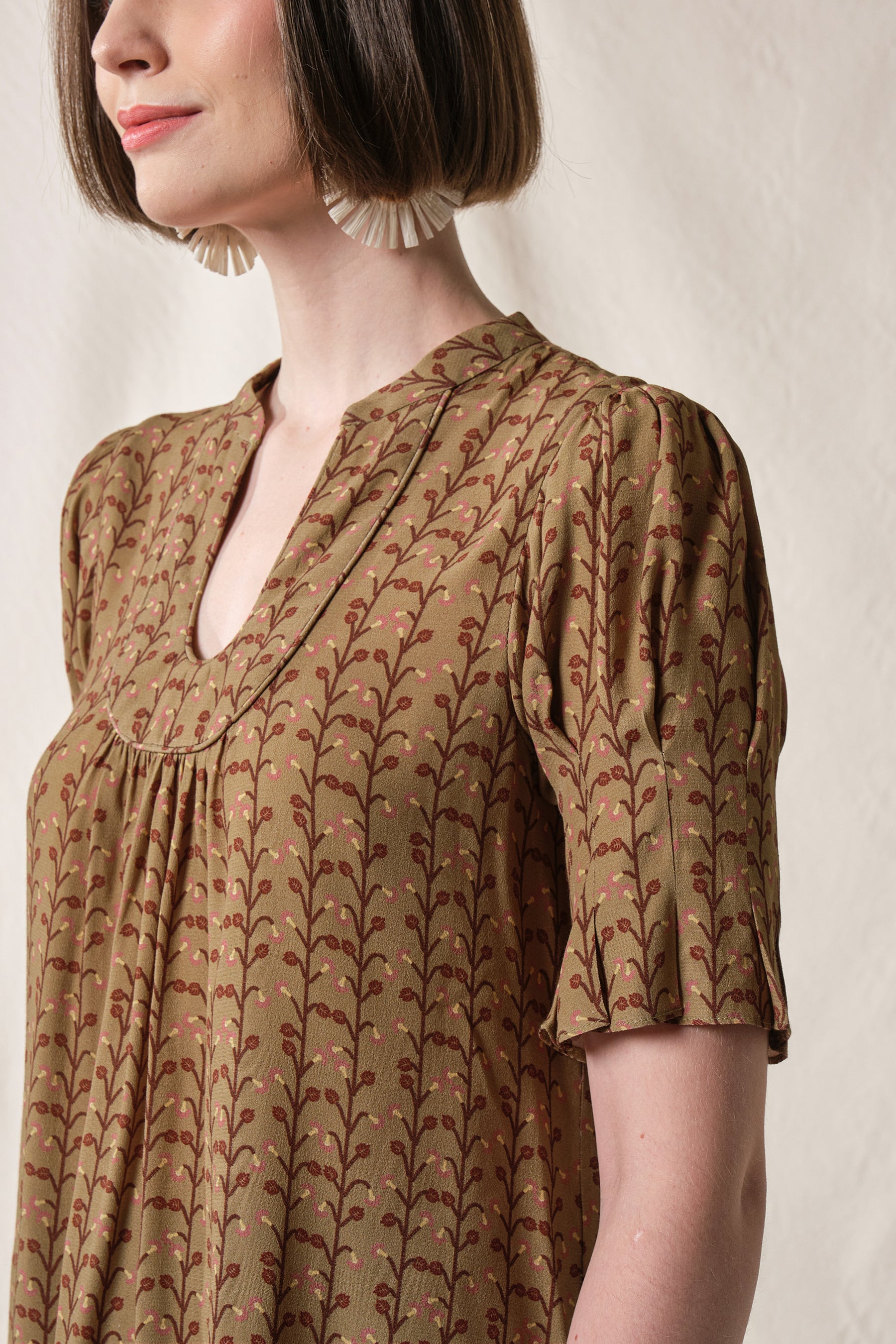 SHERY Top in Khaki Tebu